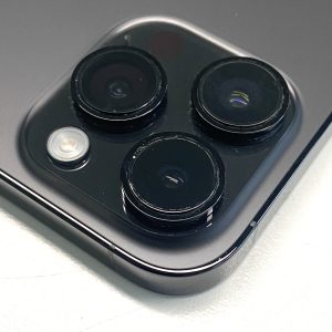 iPhone 14 Pro mit kaputtem Kamerglas - vor der Reparatur