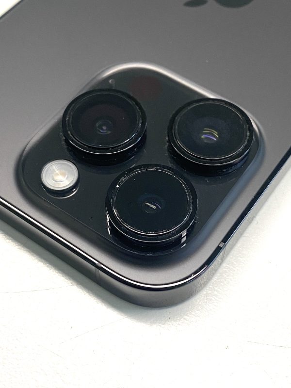 iPhone 14 Pro mit kaputtem Kamerglas - vor der Reparatur
