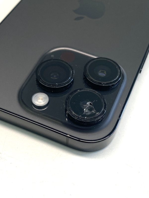iPhone 14 Pro mit kaputtem Kamerglas - nach der Reparatur